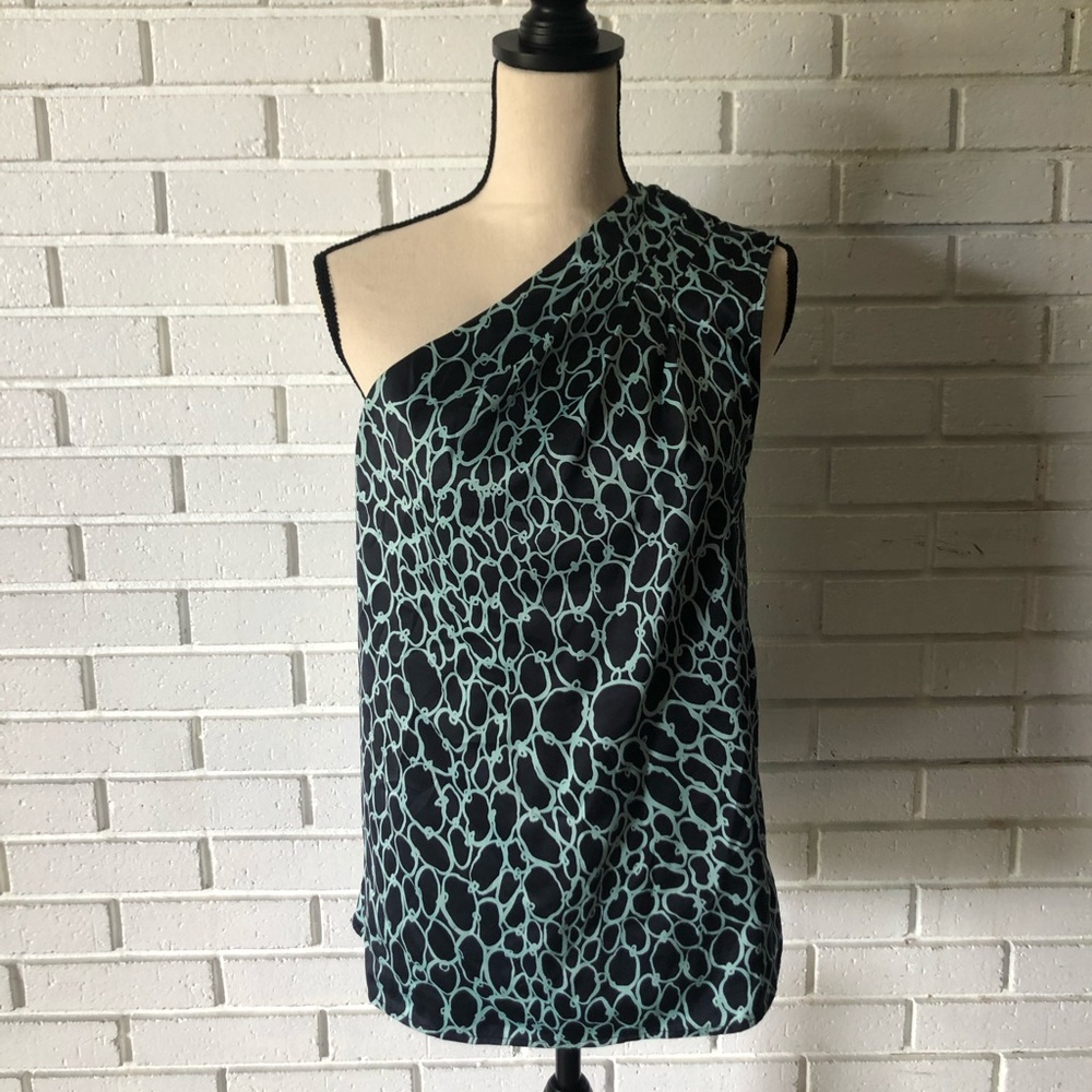 One shoulder top